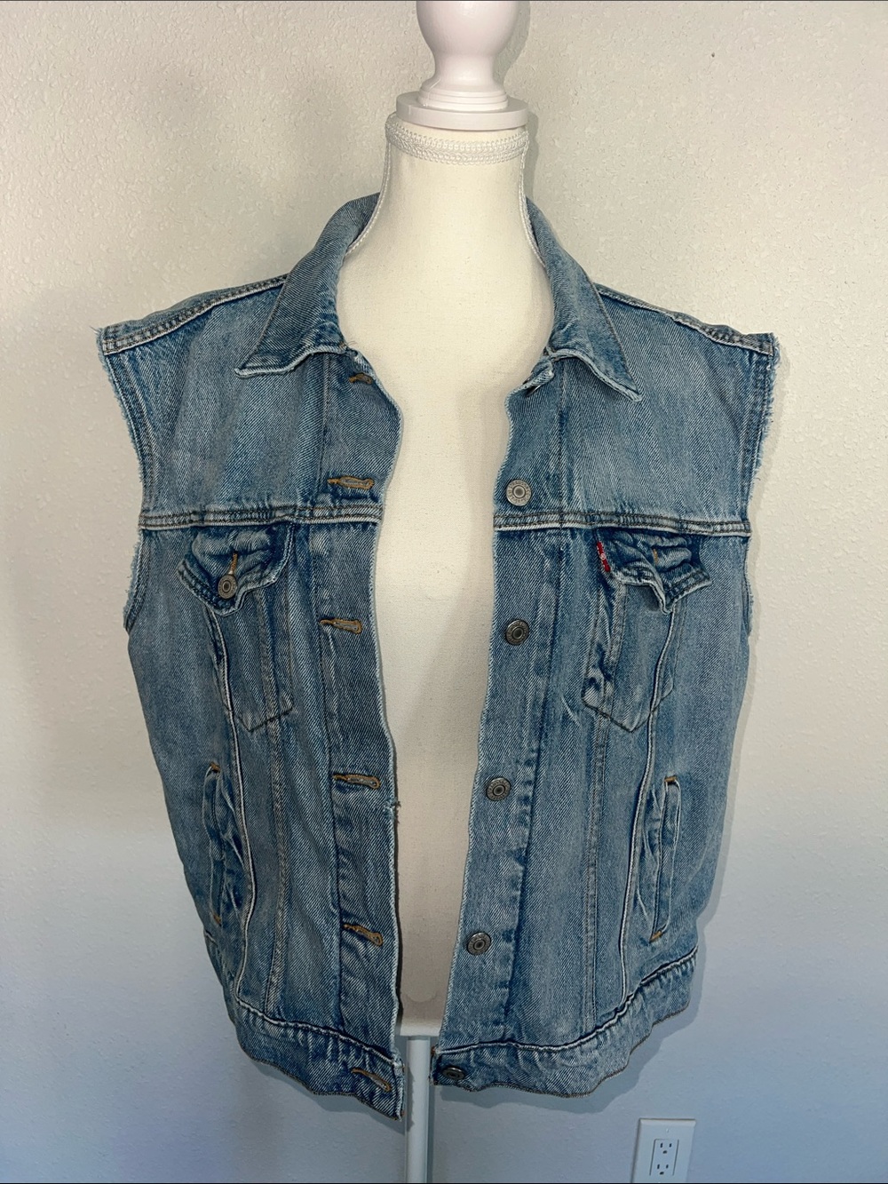 LEVI'S LEVI STRAUSS & CO Jean DENIM BLUE Vest W/ Beautiful Embroidery On Back 💐 - Picture 2 of 12